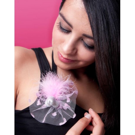 Alfinete rosa com pénis trateado