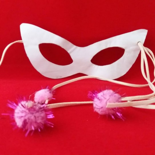 MASCARA BRANCA EM PELE