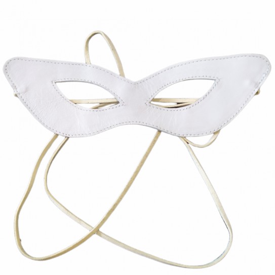 MASCARA BRANCA EM PELE